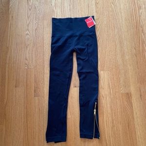 Black cropped spandex leggings